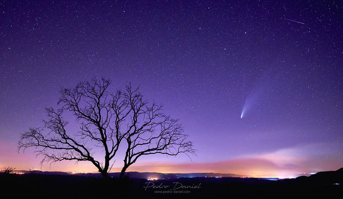 Cometa Neowise - ao fundo as luzes de Vila Nova de Foz Côa